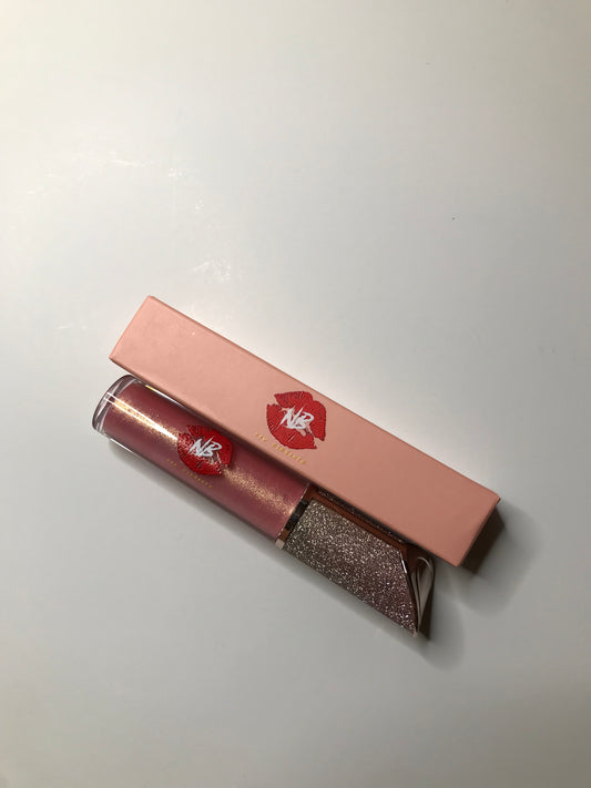 Let your lips say HELLO first... with this luminous lip shine! If you want radiant lips, you should try Sunshine Pink!! This naturally toned pink lip shine has a golden touch, enhancing the shine it gives on your lips Ingredients: Mineral Oil, Calcium Aluminum Borosilicate, Titanium Dioxide, Silica Dimethyl Silylate , Microcrystalline Wax, Fragrance, Red 28 Lake (CI 45410), Tin Oxide (Cl 77861), D&C Red No. 6 (Cl 15850)