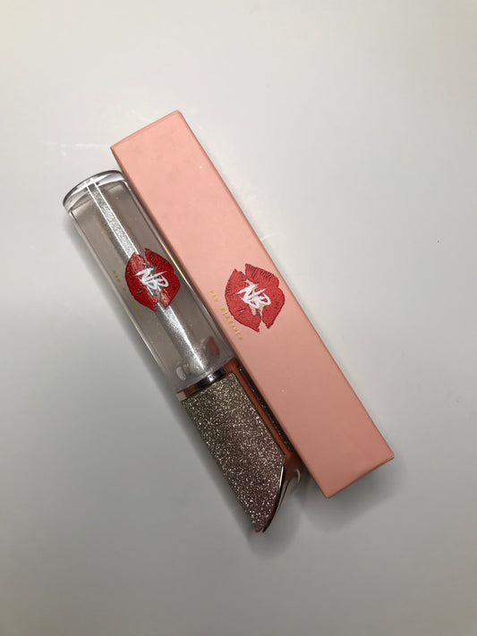 Try the clear Shine It Up lip shine dazzled with a golden shimmer!! GLISTEN your lips with this clear, sparkling lip shine!!